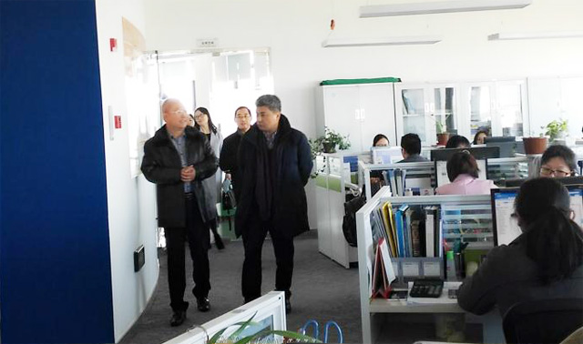 李林院士在張總陪同下參觀公司辦公區(qū) 李林院士在張總陪同下參觀公司辦公區(qū)